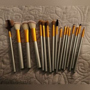 NWOT 17 piece makeup brush set